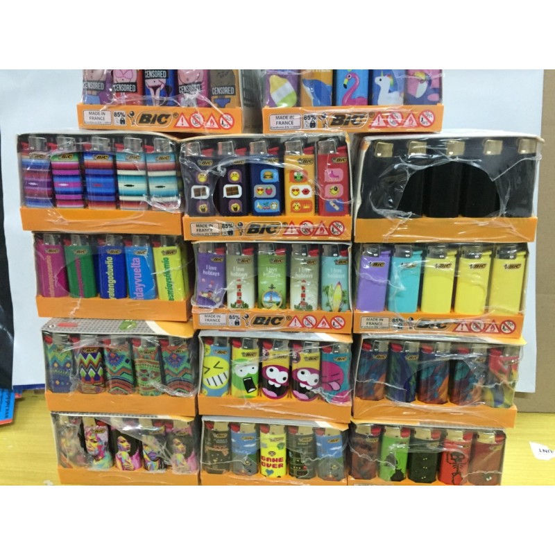 1 caja con 600 mecheros Minibic diversos dibujos y diseños.  Nuevos y precintados.