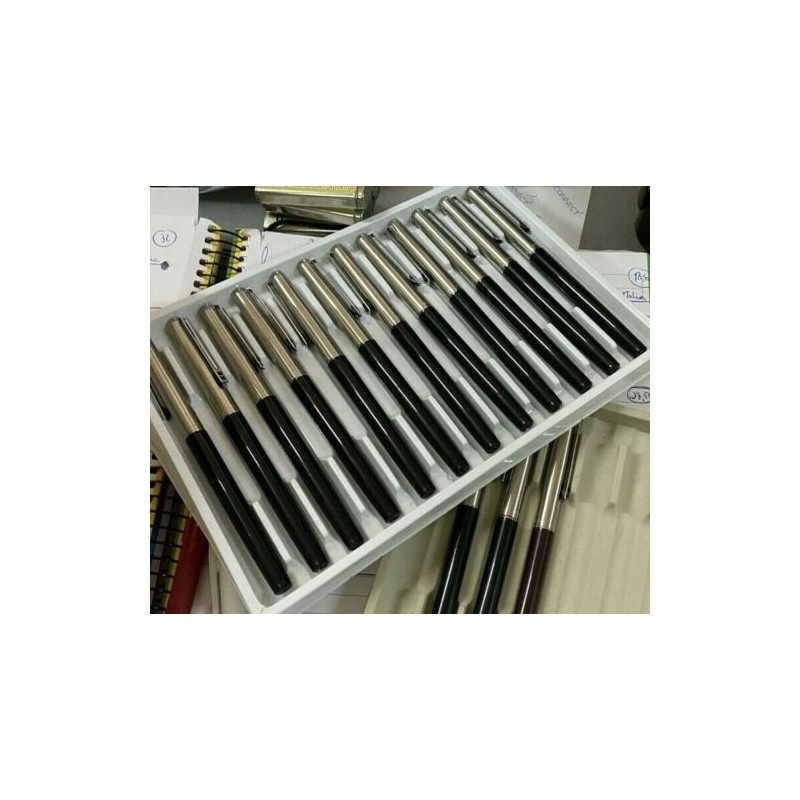 1 Pluma Inoxcrom 77  Negra-acero.  + funda+ 6 cartuchos tinta negra.