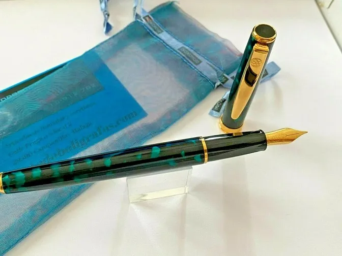 Pluma Inoxcrom  Paris Sunset Verde veteado Gt. Nueva en funda terciopelo Negro.